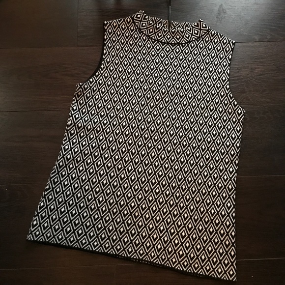 Vince Camuto geometric zip back sleeveless top- XS - Picture 4 of 4
